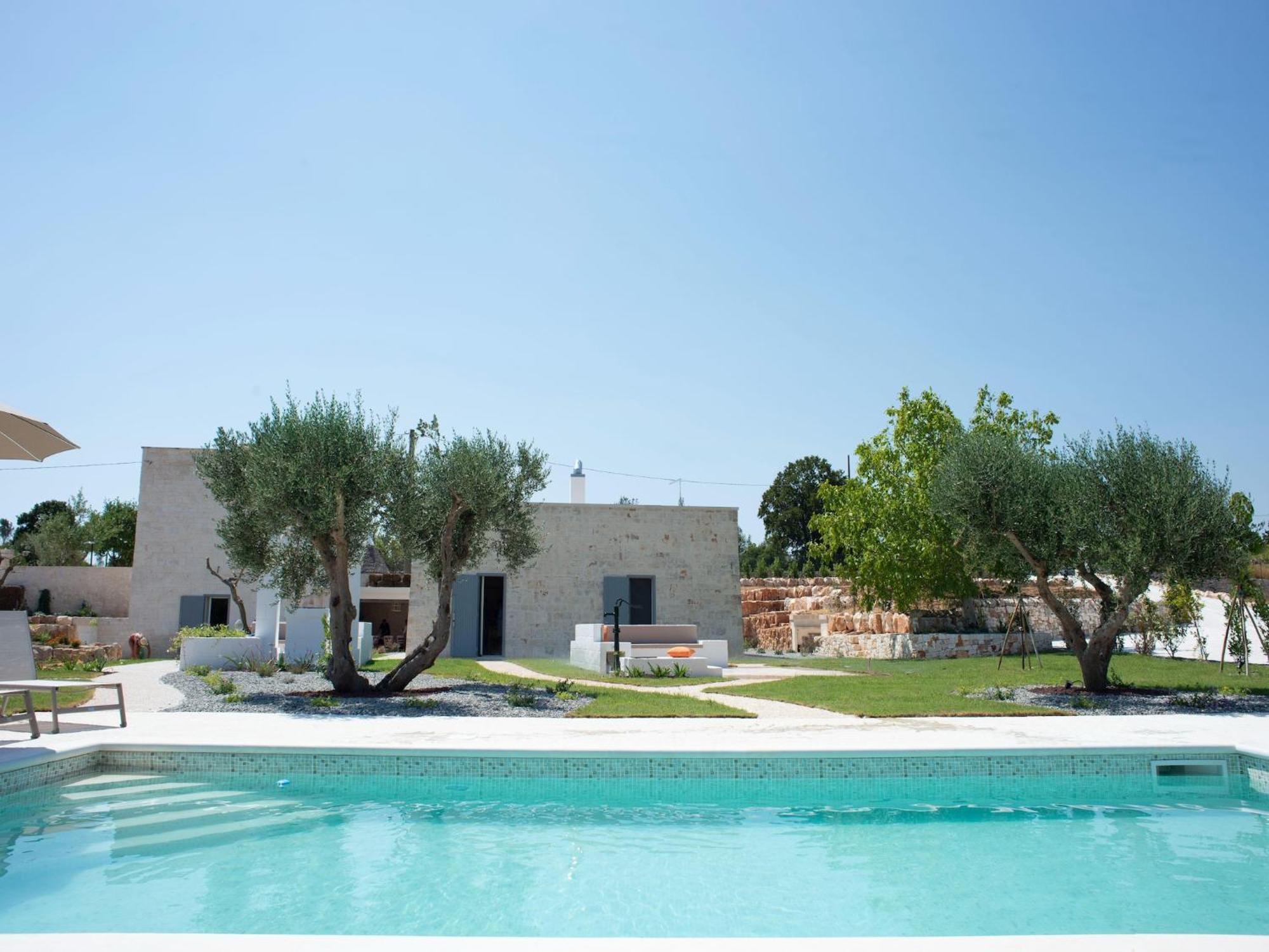 Charming With Pool, Near *